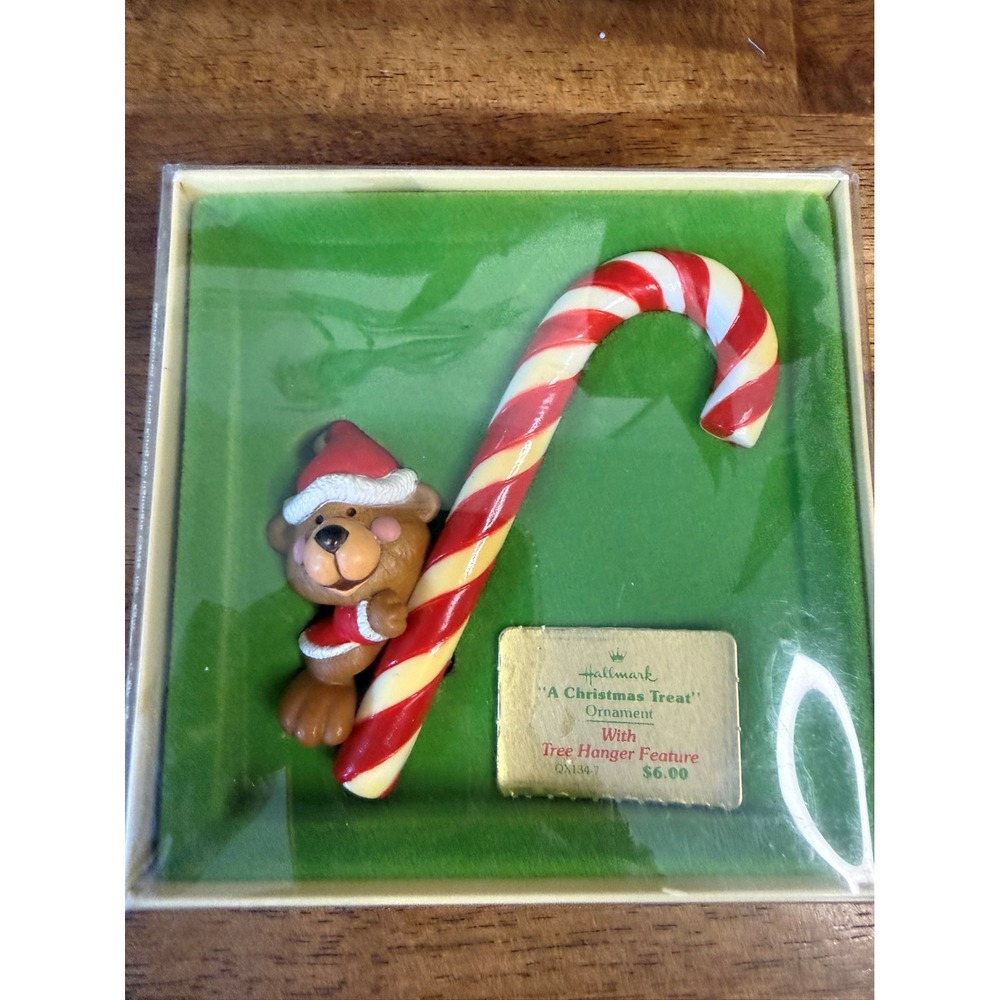 Vintage 1980 Hallmark A Christmas Treat Ornament Bear Candy‎ Cane Tree-Trimmer